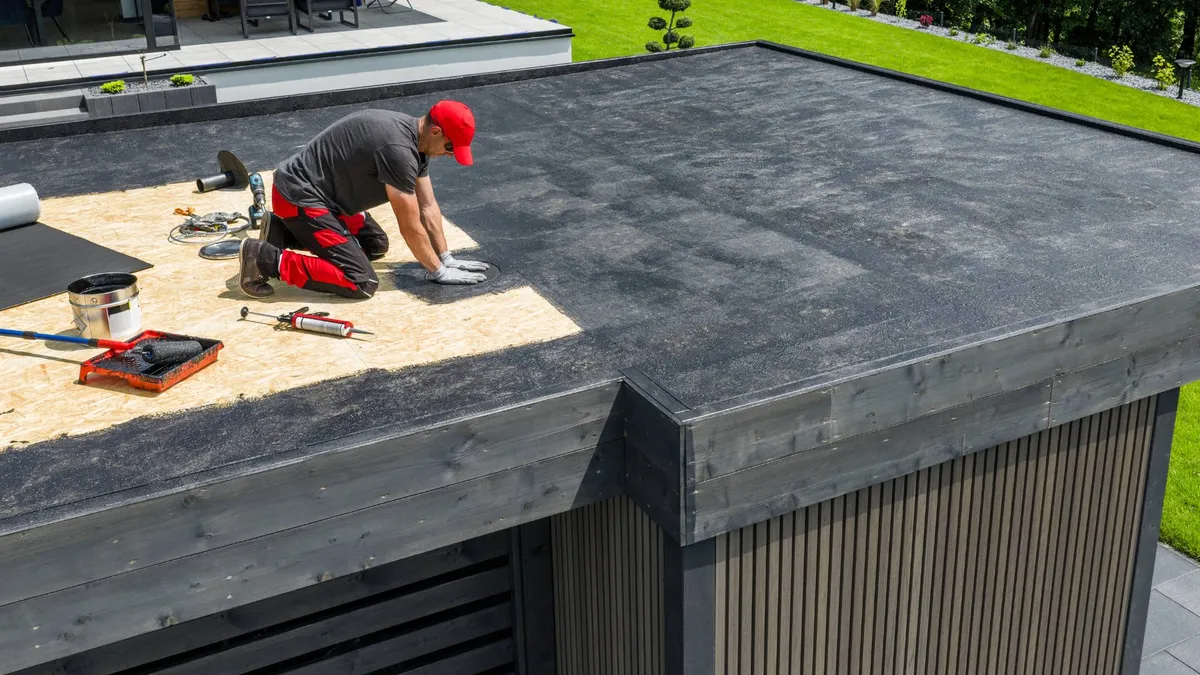 Flat roofing system with proper drainage